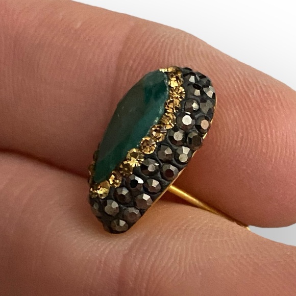 181 Sunaina Emerald Studs - Picture 8 of 10